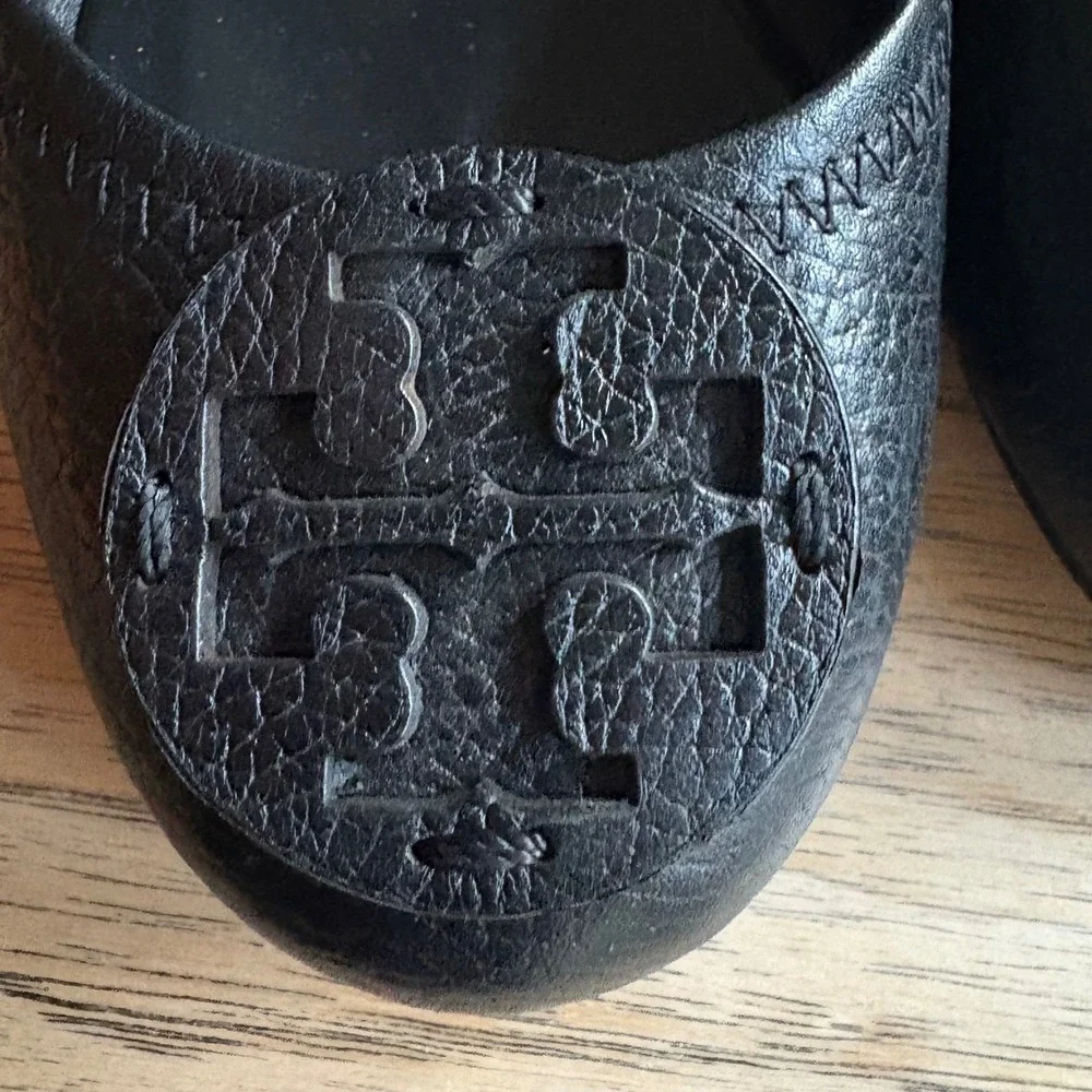$225 TORY BURCH Reva Ballet Flats Pebbled Leather Logo Medallion Black SZ 6M EUC